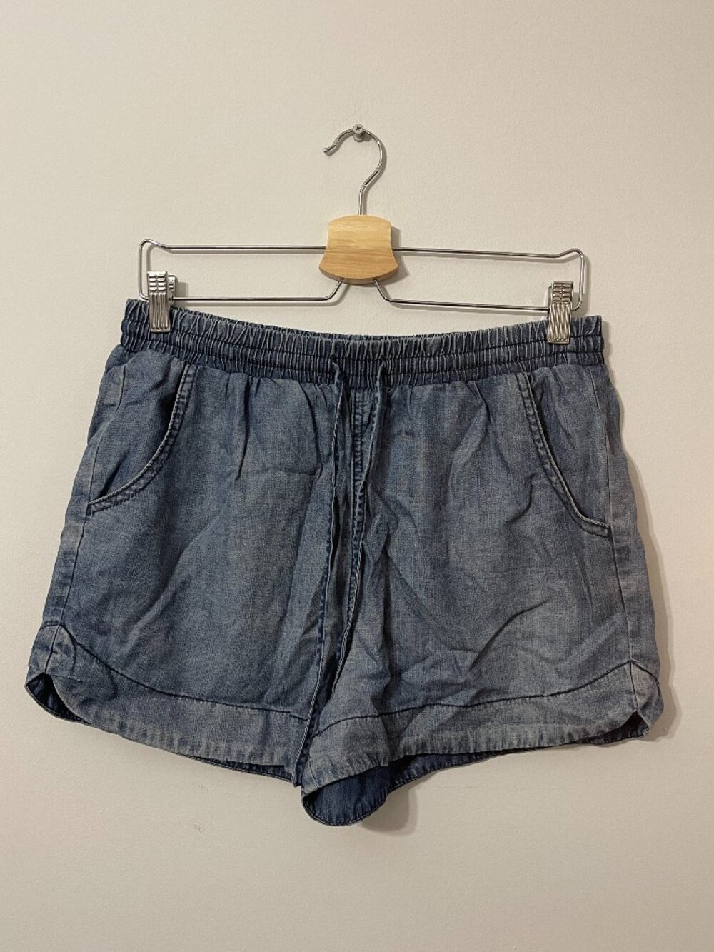 UNIVERSAL THREAD DRAWSTRING SHORTS IN MEDIUM WASH SIZE MEDIUM